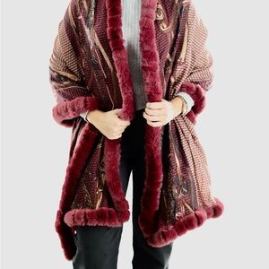 CHAIN PRINT WRAP WITH FAUX FUR TRIM